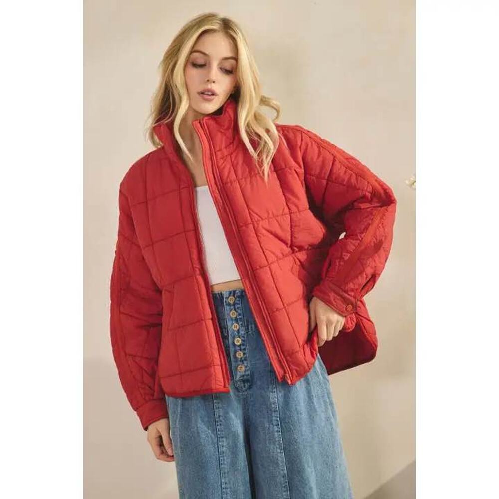Veveret Women’s Medium Red Oversized Square-Quilted Puffer Jacket